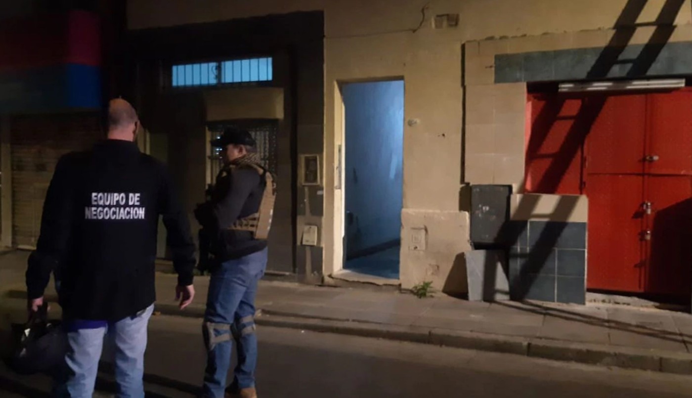 Un ex militar ucraniano se atrincheró en su casa y amenazó con matar a su familia | Actualidad