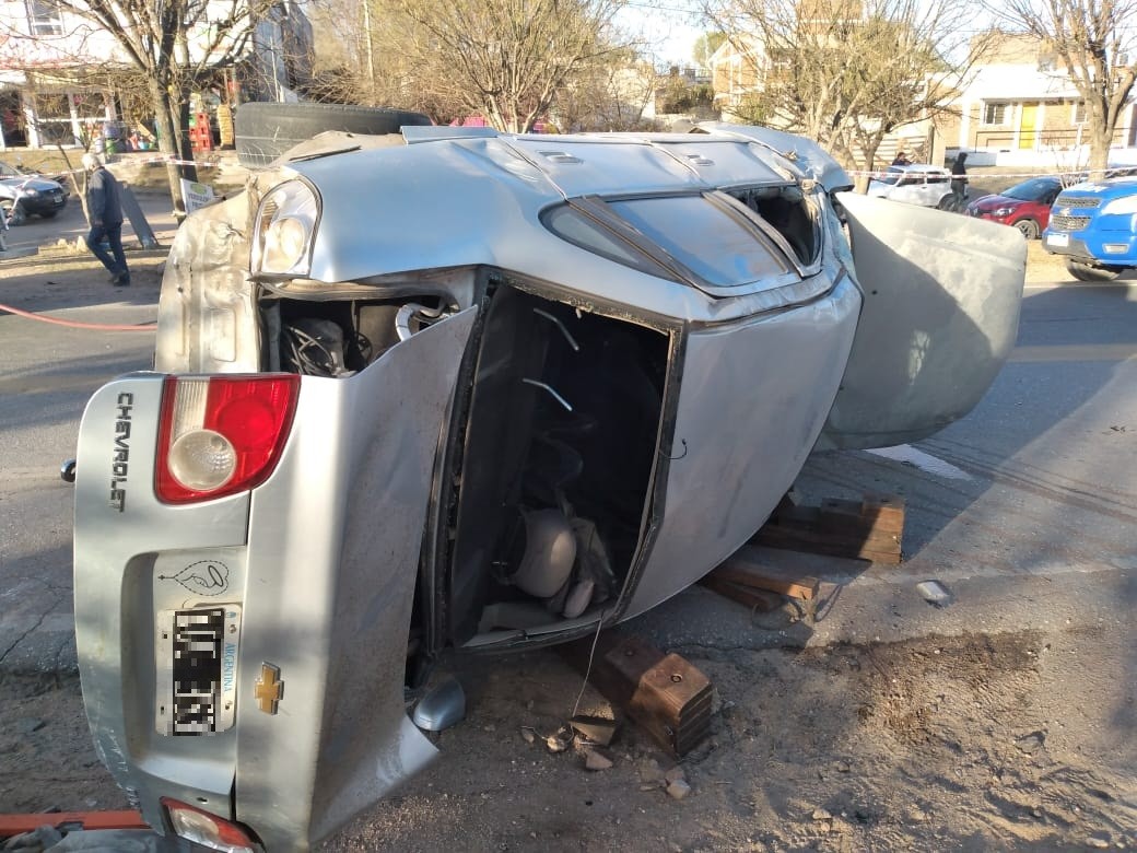 Padre y sus dos hijos gravemente heridos tras impactante vuelco | Córdoba