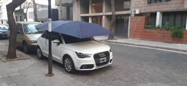 Rosario: hay autos estacionados en la calle protegidos con paraguas que cuestan hasta $30 mil | Actualidad