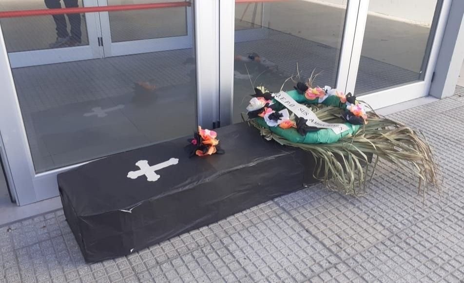 Chubut: Dejaron un ataúd con un mensaje a los diputados | Política y economía