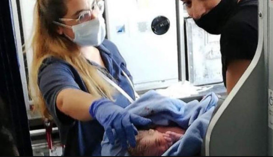 Otorgan pasajes de por vida a una beba que nació en pleno vuelo | Curiosidades