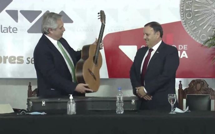 Qué hizo Alberto Fernández con los más de 160 regalos que recibió desde que asumió | Política y economía