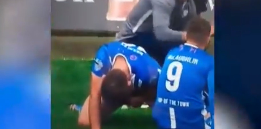 Suspenden a futbolista de primera división por orinar en la cancha | Curiosidades