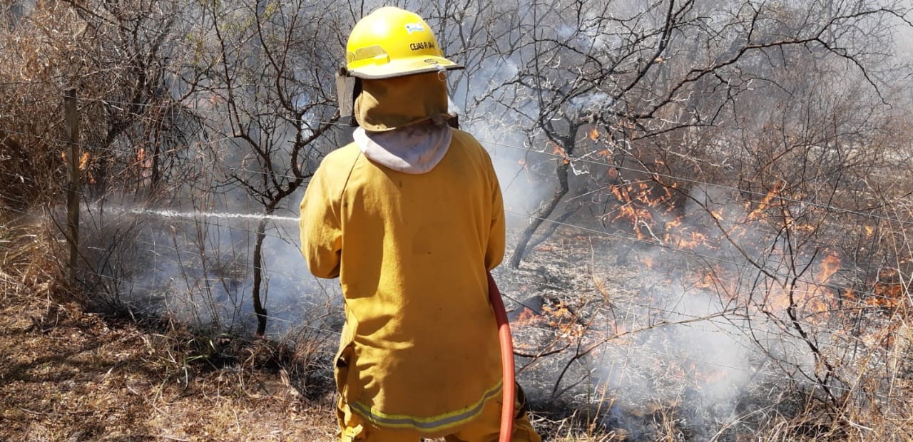 Más de 200 bomberos combaten incendios en Las Albahacas, Villa El Chalay y Alpa Corral | Córdoba