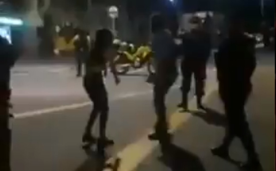Video: un padre fue a buscar a su hija a una marcha y la sacó a cinturonazos | Internacionales