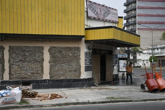 Insólito: donde había vidrieras, ahora hay tapiales, le robaron tres veces en diez días | Actualidad