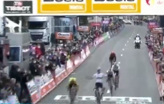 El ciclista que se confió demasiado y perdió la carrera en la línea de llegada | Deportes