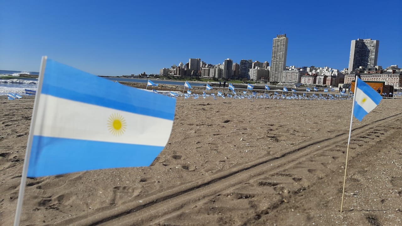 Banderas en playa de Mar del Plata por los más de 500 muertos de coronavirus | Actualidad