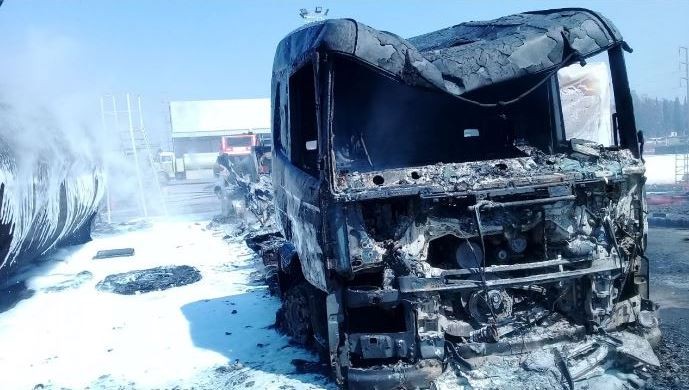 FOTOS Y VIDEO: Controlaron incendio de un camión en la planta de YPF en Monte Cristo | Córdoba