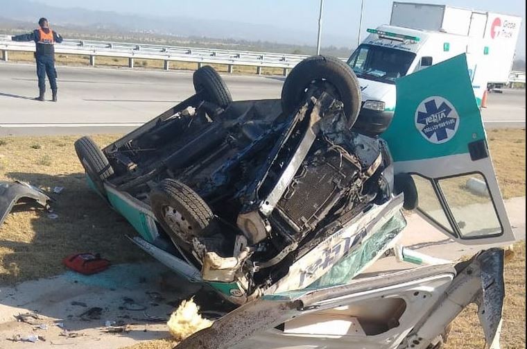 Impactante vuelco de ambulancia en Circunvalación: hay un herido | Córdoba