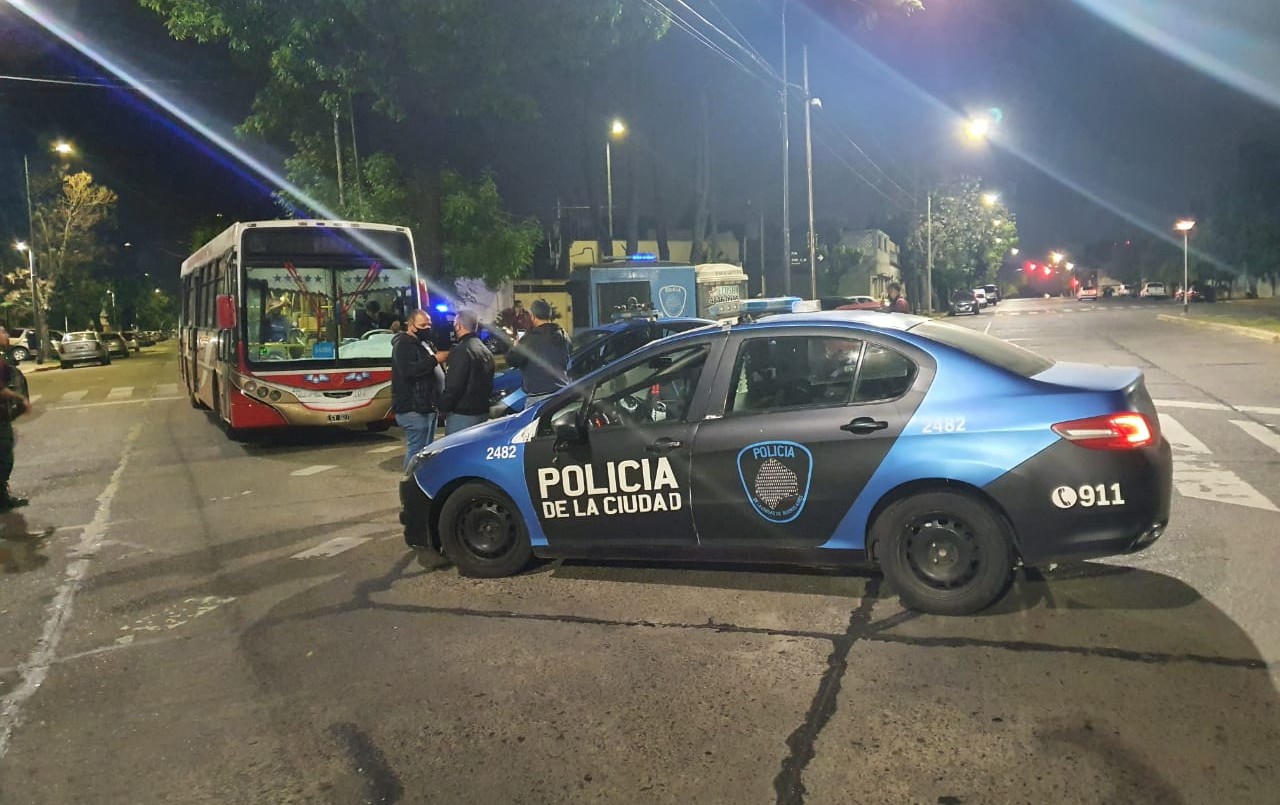 Una policía mató de un tiro a un chico de 15 años que subió a robar a un colectivo en Villa Lugano | Actualidad