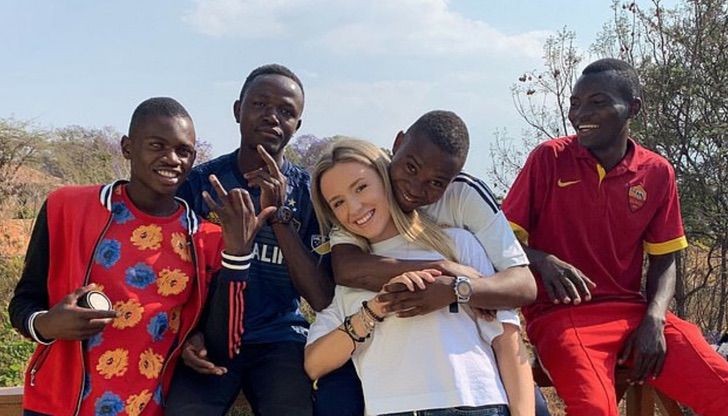 Tras viajar a África, adoptó a 14 chicos huérfanos: "Son toda mi vida" | Internacionales
