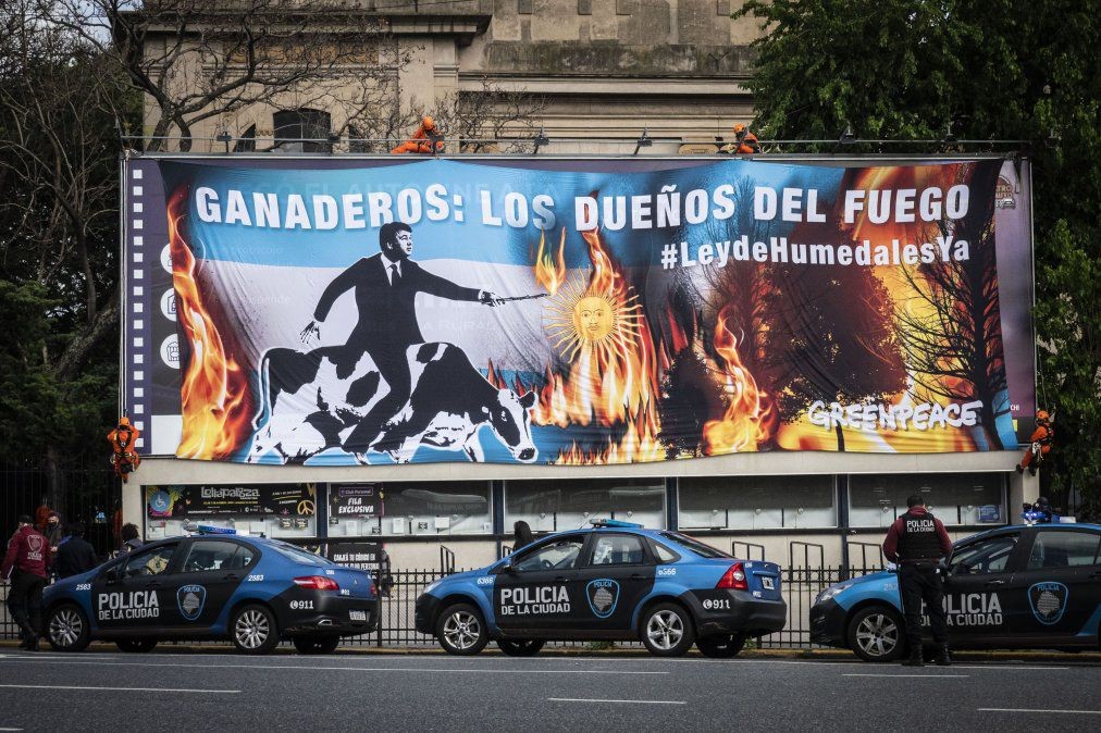 "Ganaderos: los dueños del fuego", el cartel que colgó Greenpeace en La Rural | Actualidad
