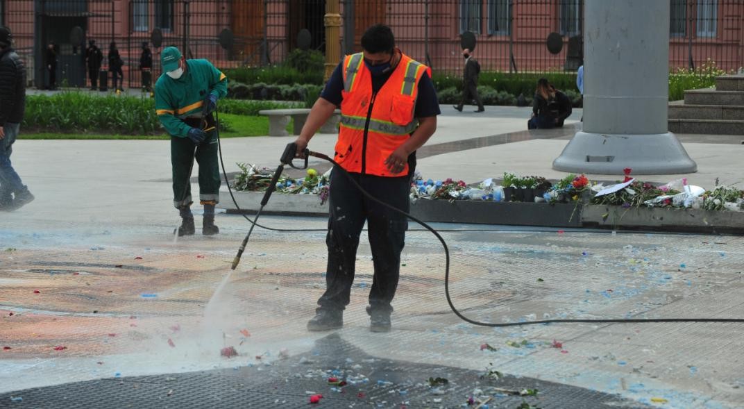 Empezaron a borrar el mural de Néstor Kirchner que pintaron en la Plaza de Mayo | Política y economía
