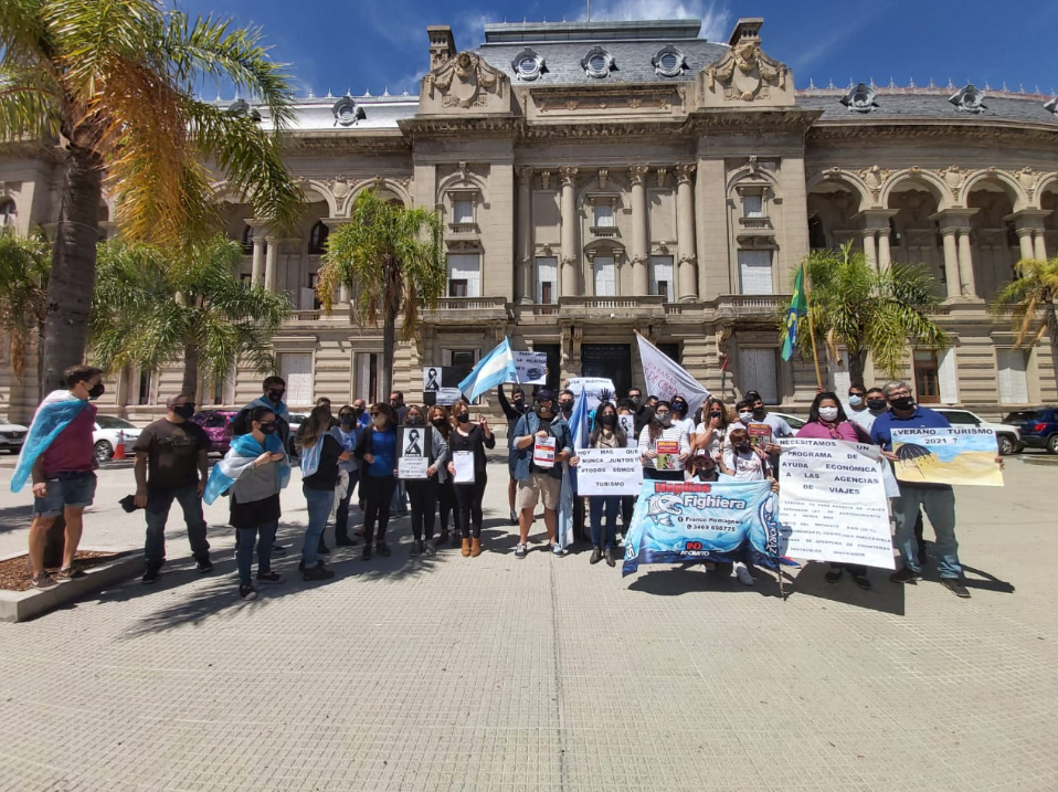 "No nos da vergüenza pedir un subsidio: hace años que aportamos al sistema", dicen agentes de viajes | Actualidad