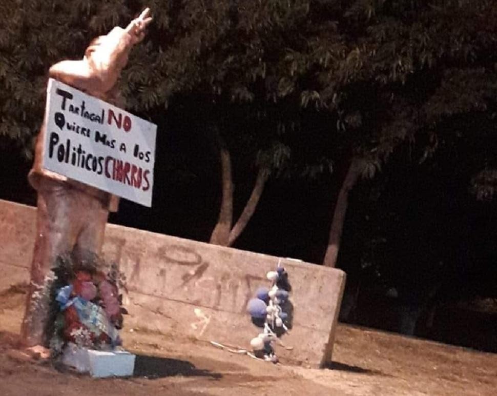 Vandalizaron la estatua de Néstor Kirchner inaugurada en Tartagal | Política y economía