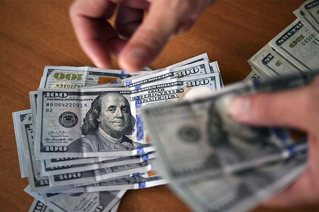 La cotización del dólar blue volvió a caer por octavo día consecutivo | Economía