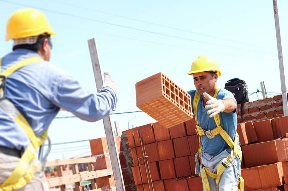 Acordaron un aumento salarial del 33% para los trabajadores de la construcción | Economía