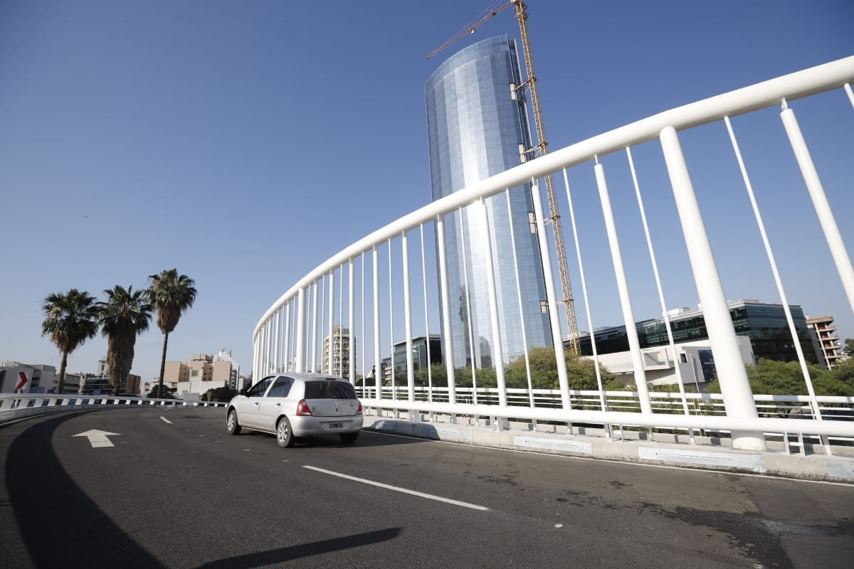Otra “vuelta” para llegar al centro: habilitaron el puente curvo que une la Costanera con La Cañada | Córdoba