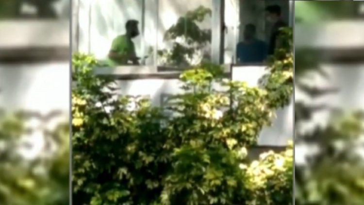 Video: un hombre atacó con un cuchillo a dos chicas en un gimnasio de Belgrano | Actualidad