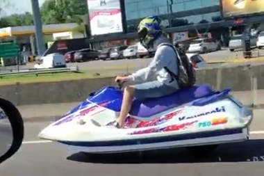 Video viral: el hombre que circula en una moto de agua por la Panamericana | Redes