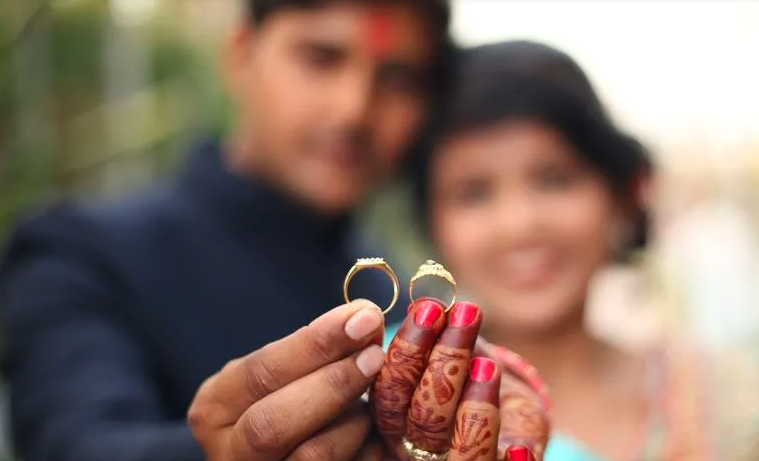 Una  pareja se ahogó mientras hacía una sesión de fotos al estilo de la película "Titanic" | Curiosidades