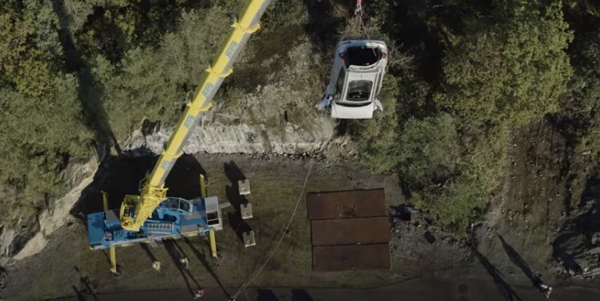 Video: automotriz prueba resistencia de autos al tirarlos desde 30 metros de altura | Curiosidades