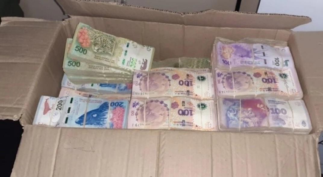 Llevaban $7 millones sin declarar, intentaron coimear a policías y terminaron presos | Actualidad