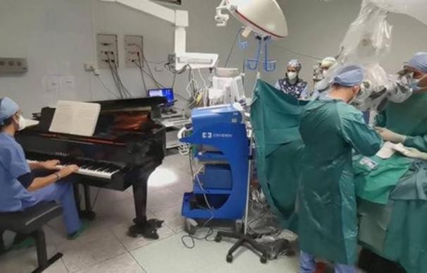 Video: operan a un nene de 10 años mientras un doctor toca el piano en el quirófano | Internacionales