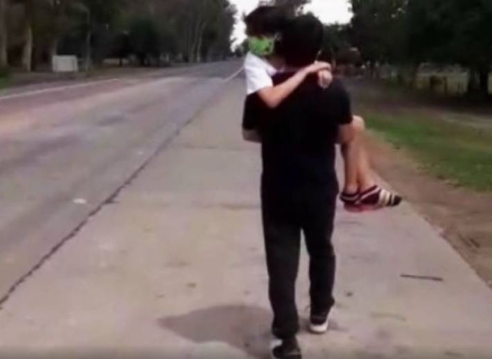 Video: Cruzó con su hija enferma en brazos a otra provincia porque no lo dejaban entrar | Actualidad