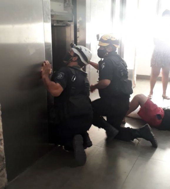 Rosario: Se desplomó un ascensor con cinco personas en su interior | Actualidad