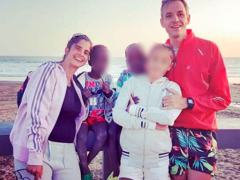 Los niños africanos abandonados en Bahía Blanca entraron al país con visa de turistas | Actualidad