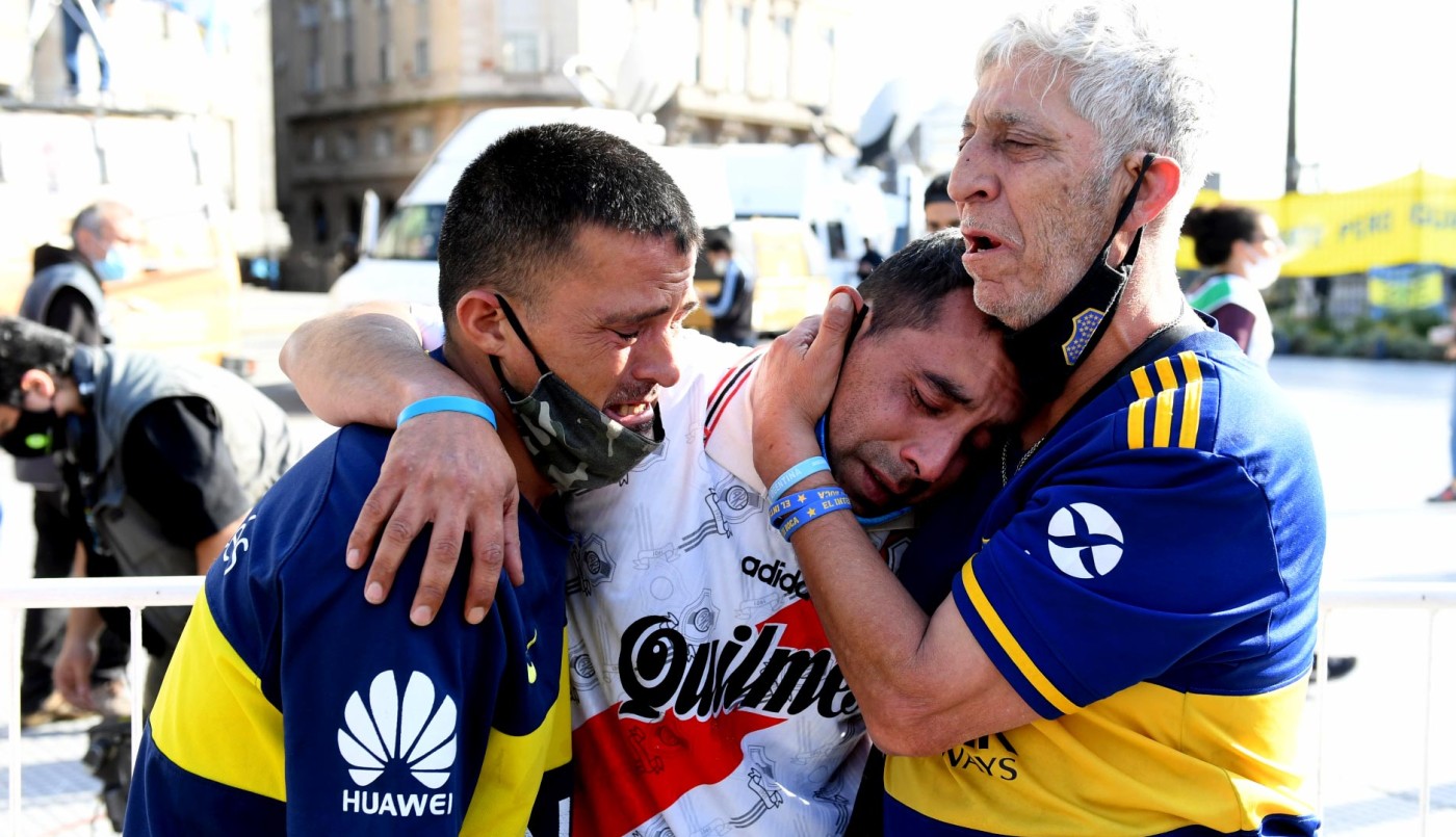 El abrazo entre hinchas de River y Boca en el velorio de Diego Armando Maradona | Actualidad