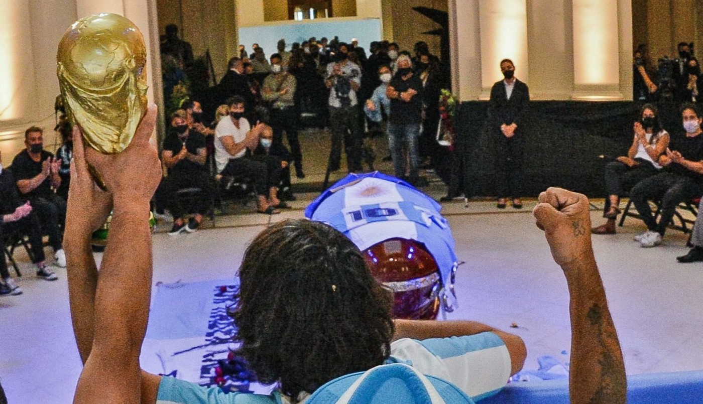 Escándalo por la filtración de una foto del cuerpo de Diego Maradona | Actualidad