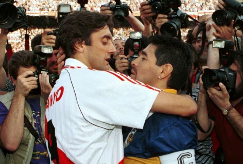 Francescoli se acercó a despedir a su amigo Maradona a 25 años de un abrazo histórico | Deportes