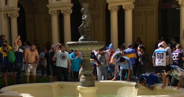 Tiraron una valla y hubo descontrol en la Casa Rosada: retiraron el ataúd de Maradona | Actualidad