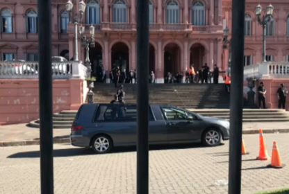 Se terminó el velatorio público y en instantes trasladan el cuerpo de Maradona | Actualidad