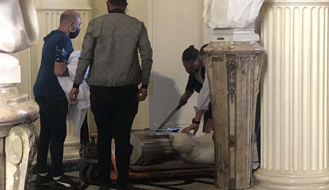 Durante el descontrol en la Casa Rosada, tiraron al piso el busto de Yrigoyen | Actualidad