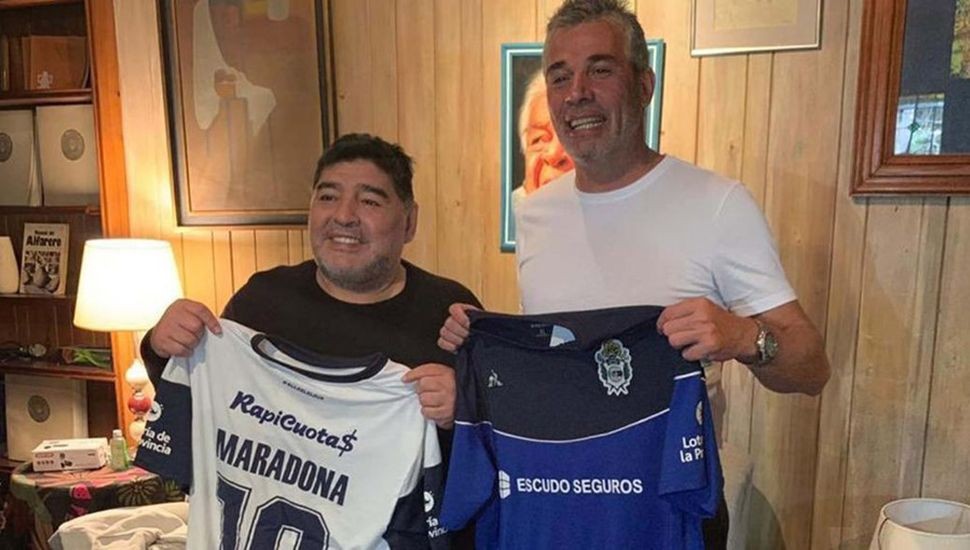 El presidente de Gimnasia le apunto al entorno de Maradona: "No tuvieron huevos para decirle que no" | Actualidad