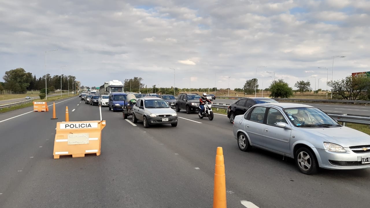 VIDEO: larga fila de vehículos y bocinazo a la altura del peaje camino Carlos Paz | Córdoba