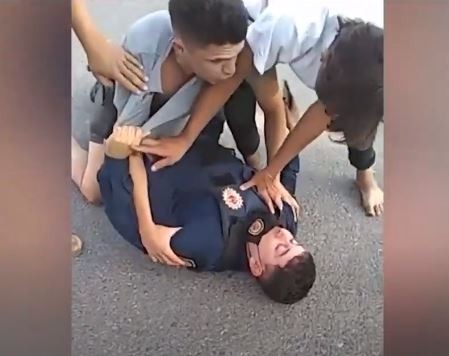 Sampacho: jóvenes redujeron y atacaron a un policía | Córdoba