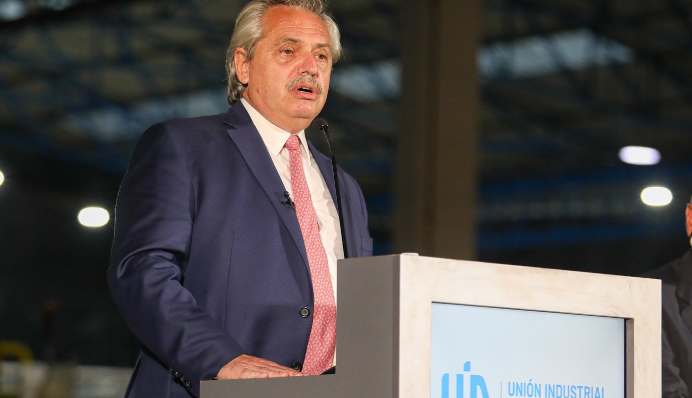 Alberto Fernández en la UIA: "De la pobreza no se sale con el auxilio del Estado con planes" | Política y economía