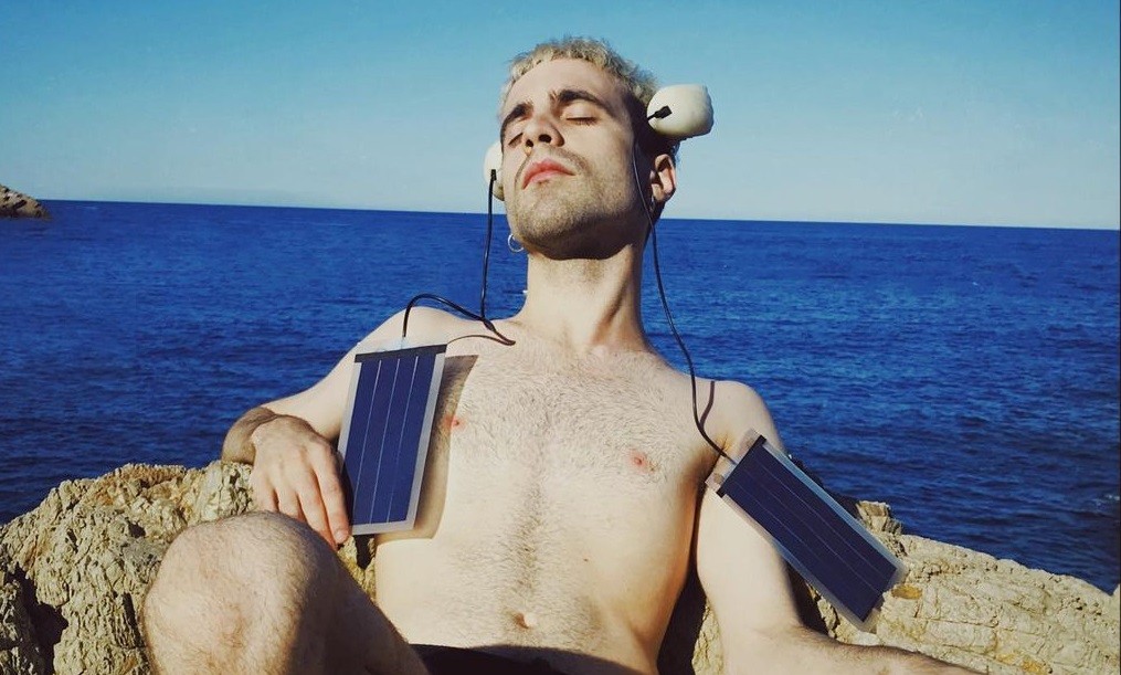 Se autopercibe transespecie y se implantó aletas | Curiosidades