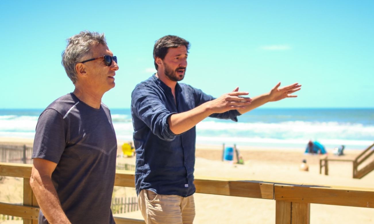 Mauricio Macri reapareció en las playas de Pinamar y jugó al pádel con el intendente Martín Yeza | Política y economía