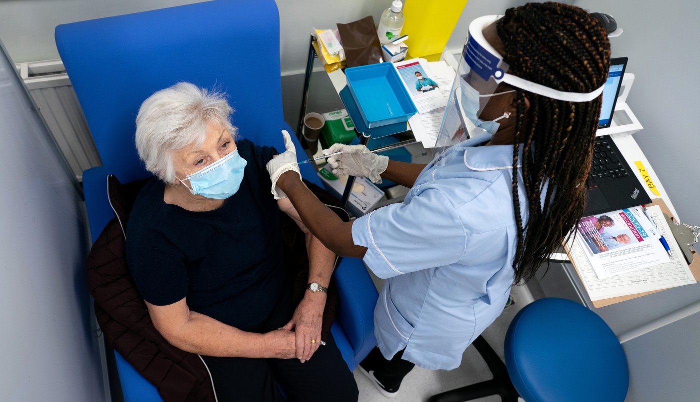 Desde Reino Unido advierten a los alérgicos sobre la vacuna Pfizer tras reacciones adversas | Internacionales