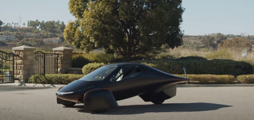 Ya se puede reservar por US$100: un auto eléctrico con tres ruedas que no necesita enchufarse | Internacionales