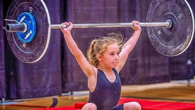 La increíble nena de 7 años que es "la más fuerte del mundo": levanta pesas de 80 kilos y tiene tatuajes falsos | Curiosidades