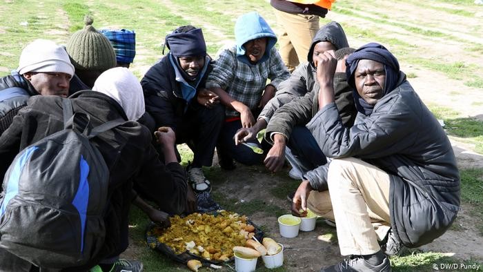 "Les proponemos volver a casa": dinero como alternativa a la deportación para migrantes en Francia | Internacionales