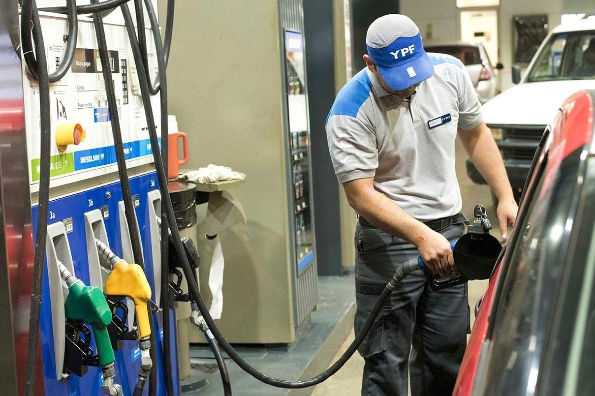 YPF aumenta 4,5% en promedio el precio de los combustibles | Economía