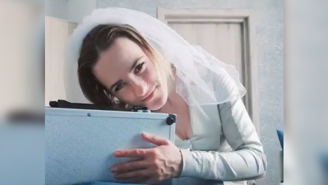 Se casó con su valija una mujer que ama los objetos y cree que tienen alma | Curiosidades